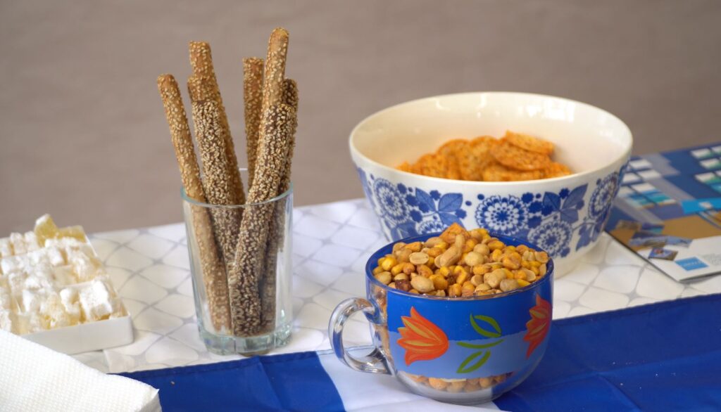 Görög ételek sorakoztak az asztalon.