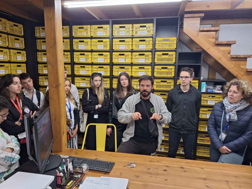 Gyógyszertároló Katerini város önkéntes centrumában.