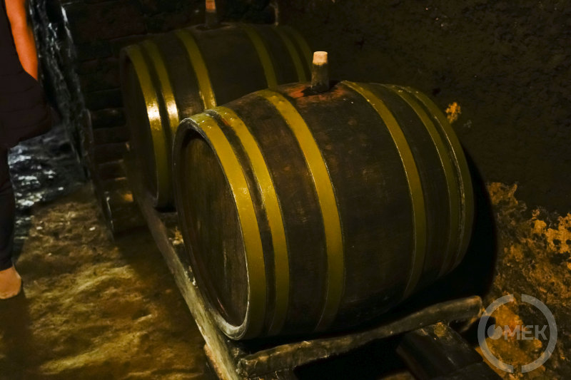 Hordók a pincében.