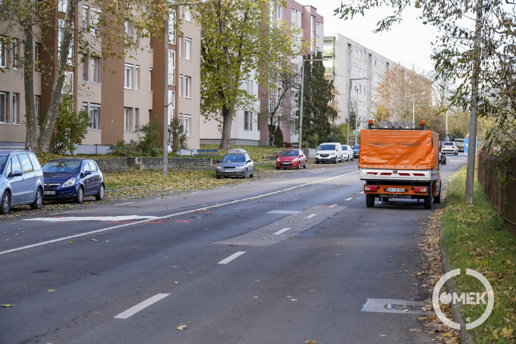 Itt ütközött egy kukásautó és egy személygépkocsi ma reggel.