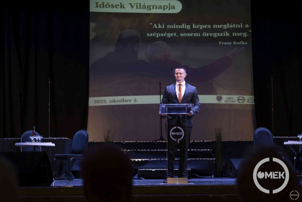 Janiczak Dávid polgármester köszöntötte az időseket.