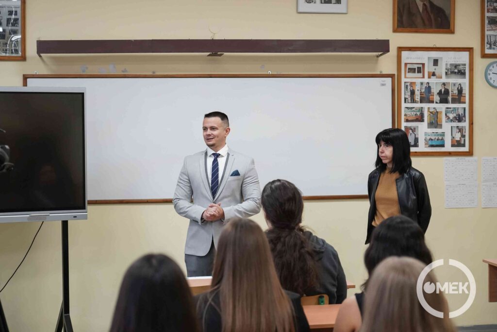 Janiczak Dávid polgármester látogatott el az intézményekbe és személyesen adta át az emléklapokat a tanulóknak.