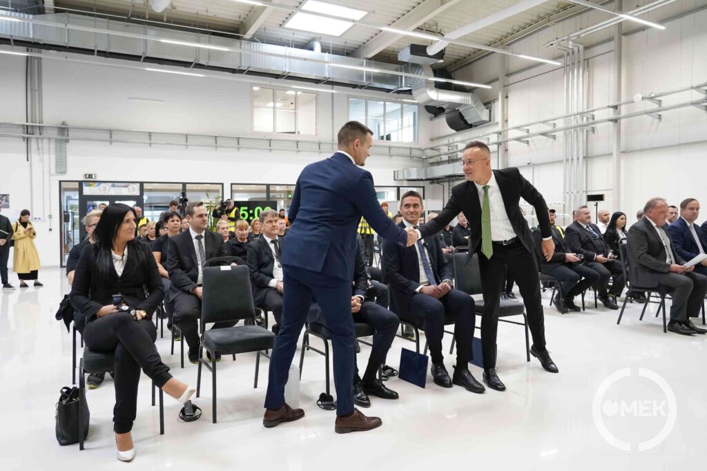 Janiczak Dávid városunk polgármestere és Szijjártó Péter külgazdasági és külügyminiszter kezet fog a Neutrik csarnokában.