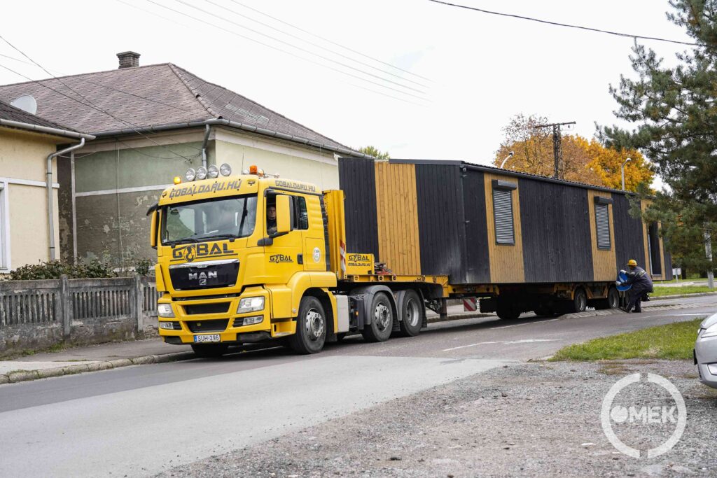 Kamionon a konténerház.
