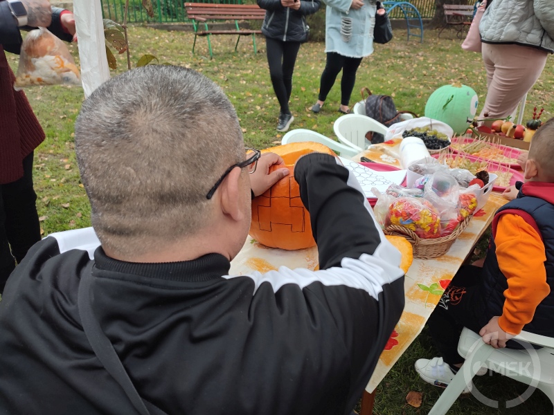 Készül a töklámpás.