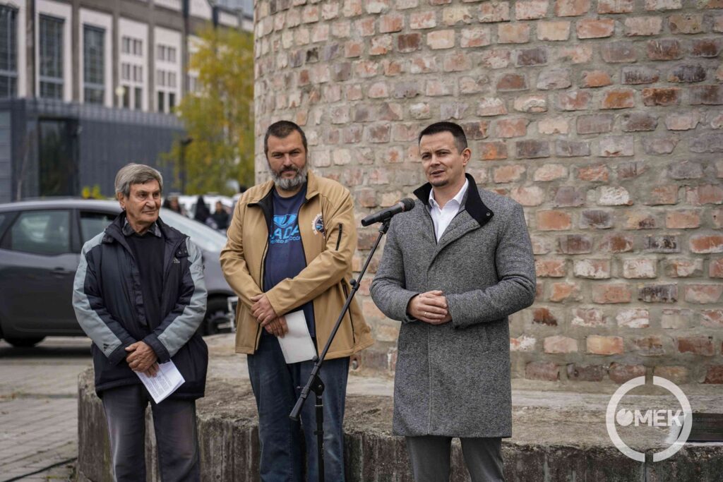 Köszöntőbeszédet mond városunk polgármestere.