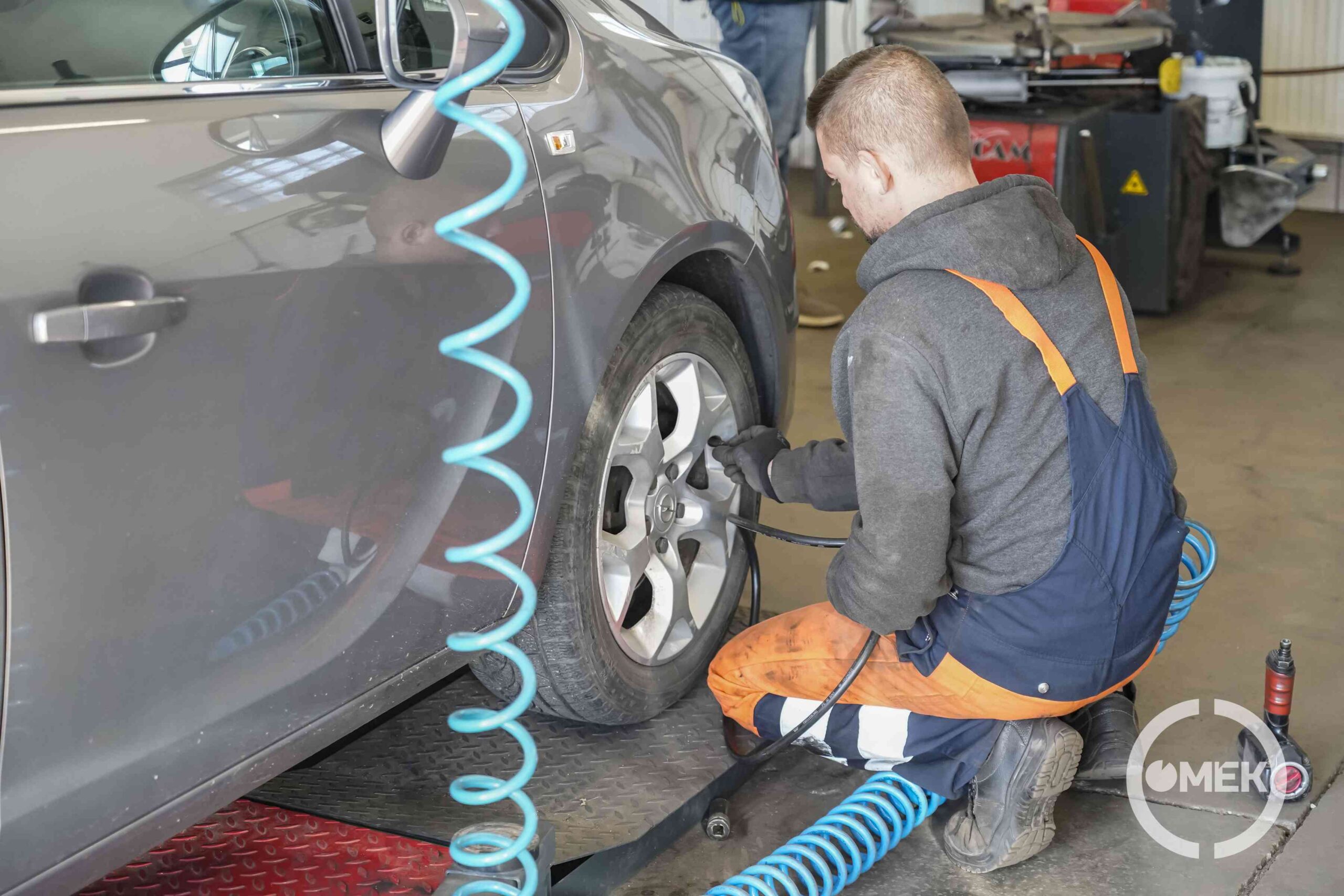 Levegőt fújnak a kerékbe.