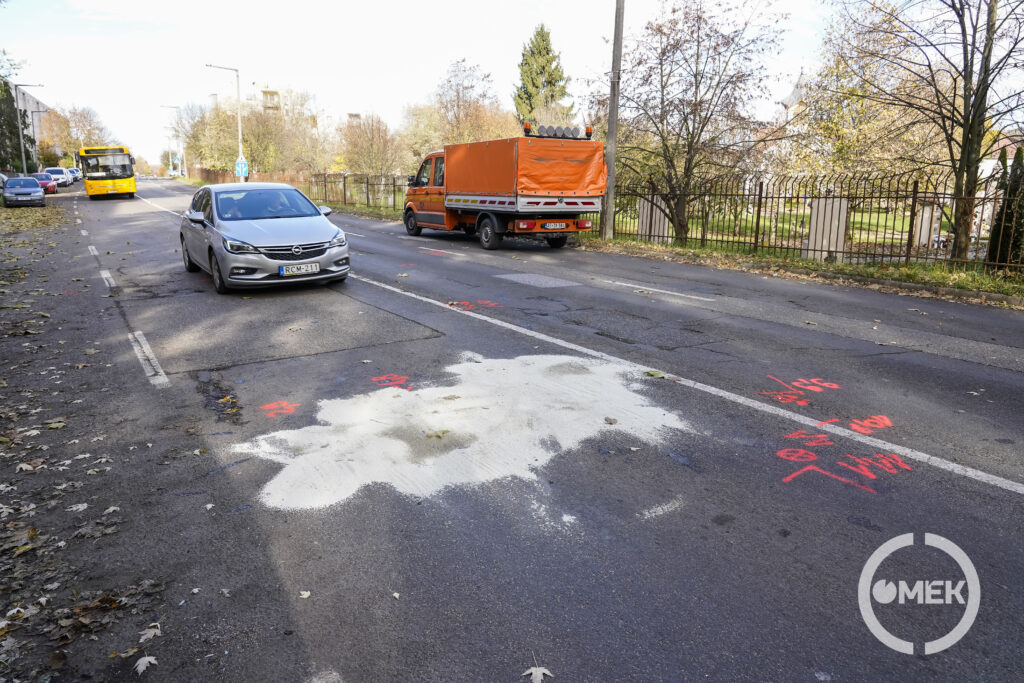 Már feloldották az útzárat, már csak a baleset nyomai láthatóak.