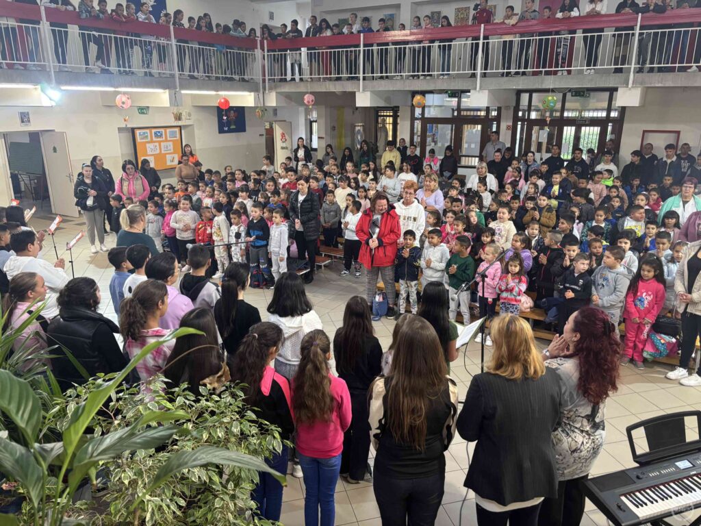 Megtelt a II. János Pál Katolikus Általános Iskola és Óvoda aulája diákokkal, a zene világnapját ünnepelték.
