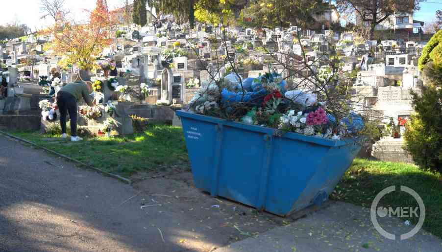 Megtelt a konténer szeméttel a temetőben.