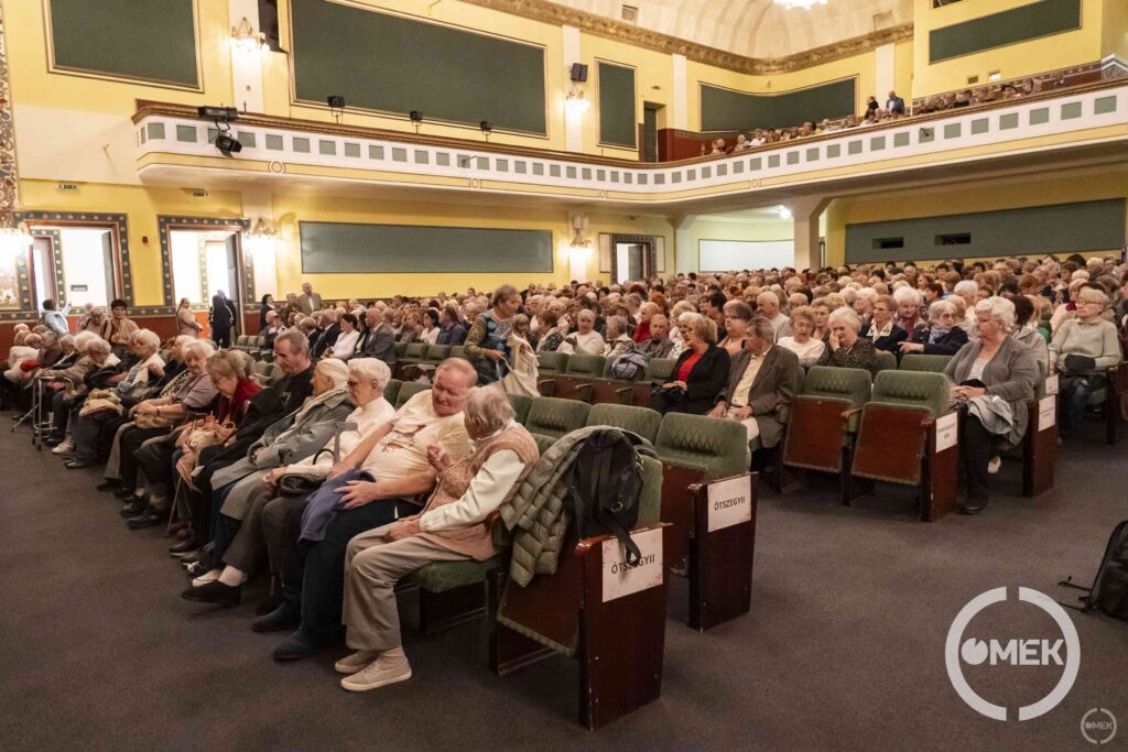Megtelt szépkorúakkal az Olvasó színházterme.