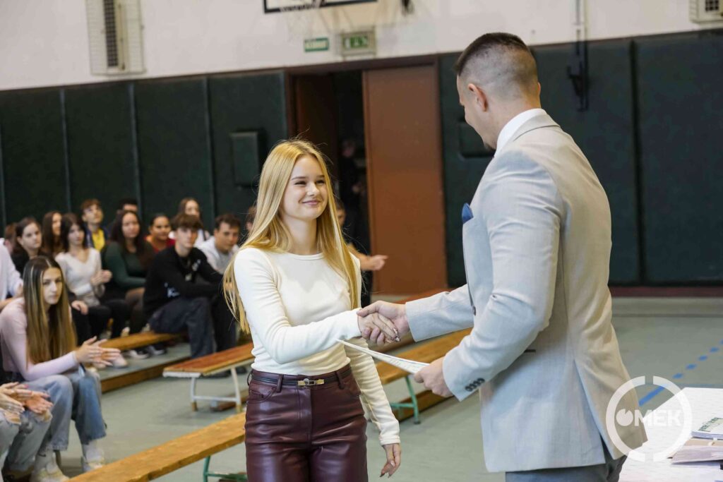 Minden diák hálásan fogadta az elismerést.