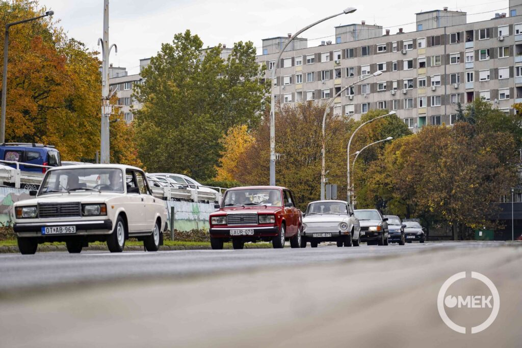 Ózd belvárosában is felvonultak a régi járművek.