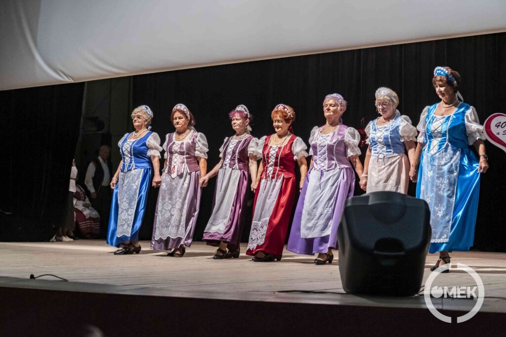 Perdülő Nagyik táncolnak.