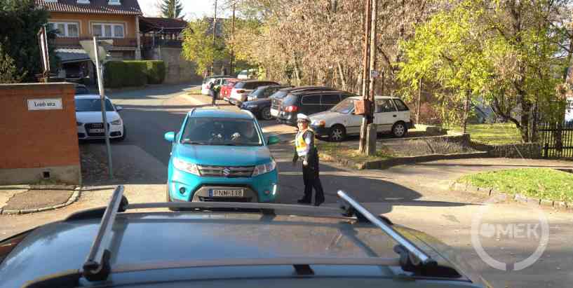 Rendőrök irányítják a forgalmat a temetők környékén.