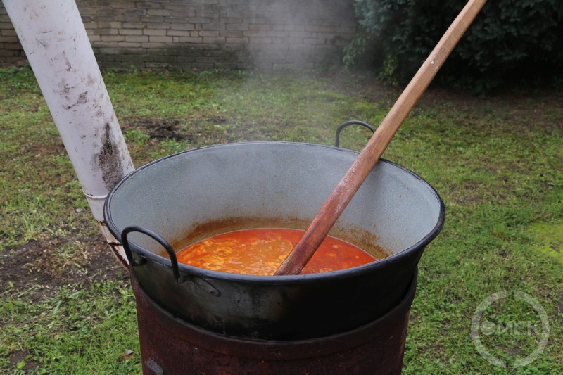Rotyog a bográcsgulyás.