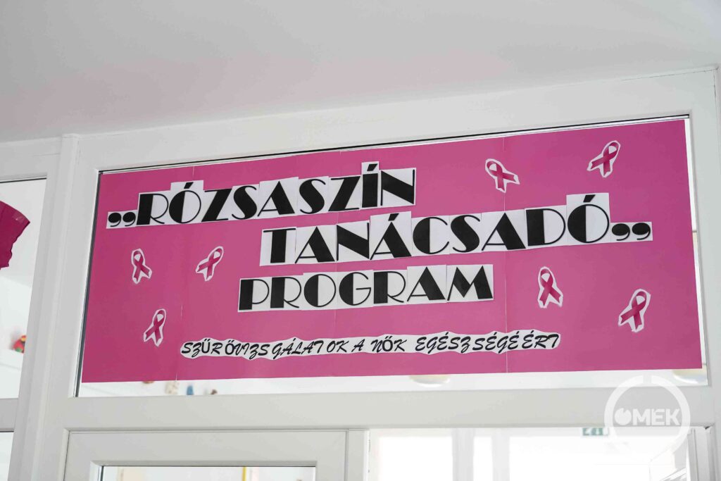 Rózsaszín tanácsadó program felirat fogadta az érkezőket.