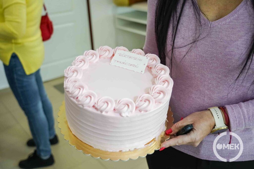 Rózsaszín tortával lepte meg kollégáit Marosréti-Zsuponyó Anett alpolgármester.