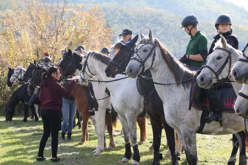 Sorakoznak a lovasok.