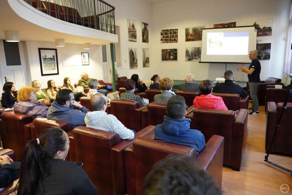 Szaka Attila köznevelési, művelődési és projekt ügyintéző tart előadást az elkészült fejlesztésről.