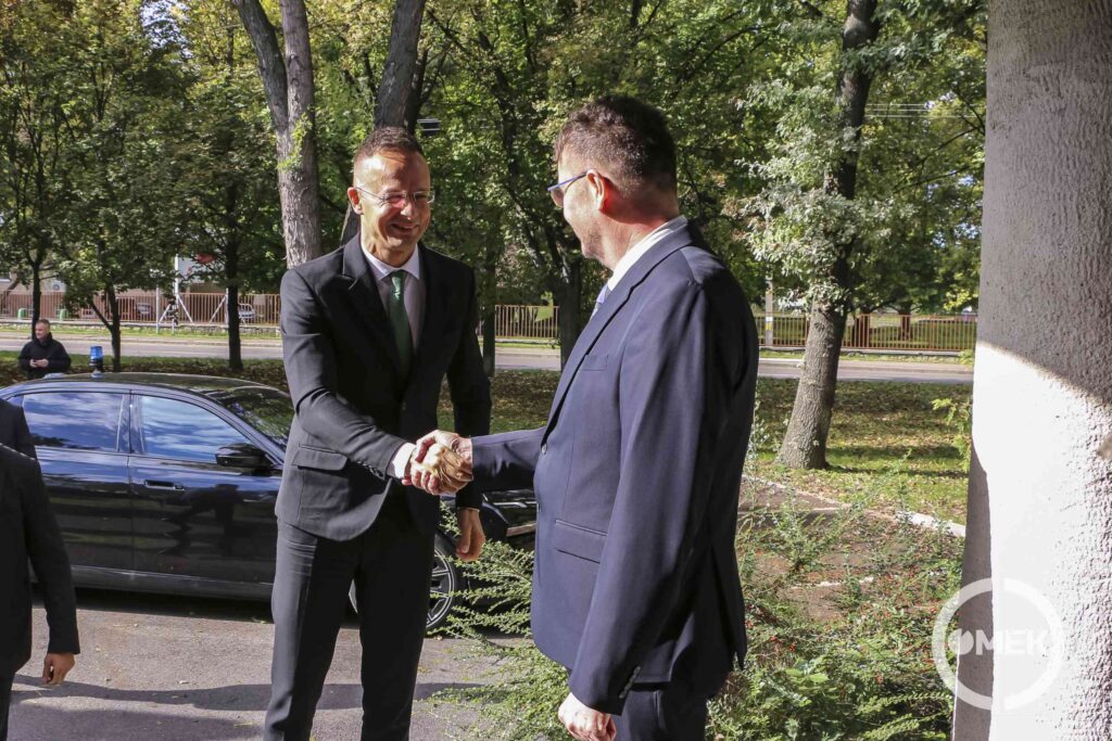 Szijjártó Péter és Bukovinszky Zsolt kezet fogtak az Ózdi Városi Televízió épülete előtt.