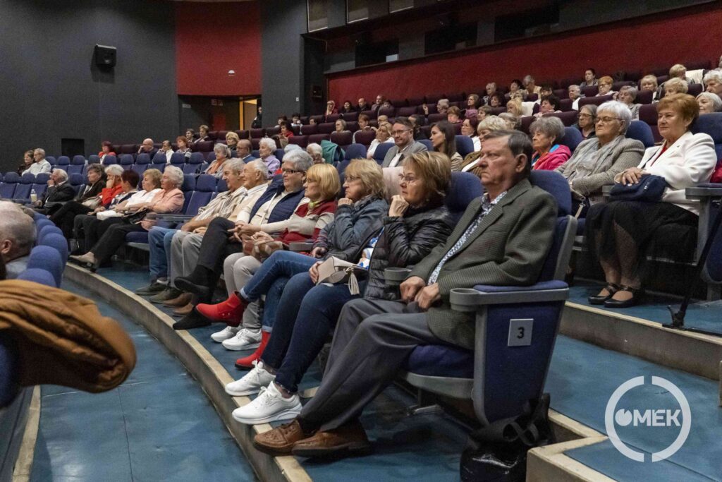 Tagokkal, fellépőkkel és vendégekkel telt meg a Civil Ház moziterme.