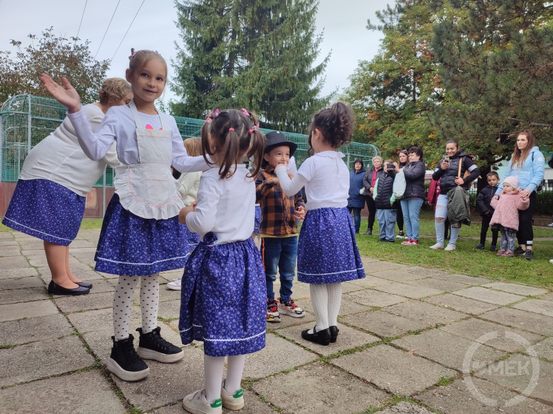 Táncolnak a kicsik.