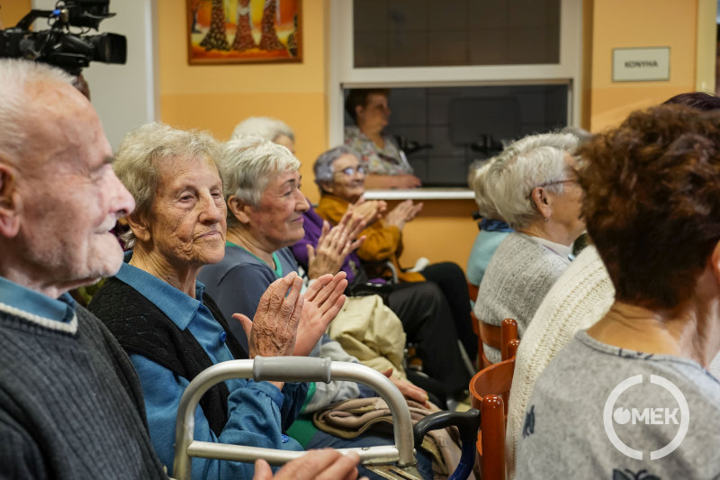 Tapssal köszönték meg a műsort a szépkorúak.