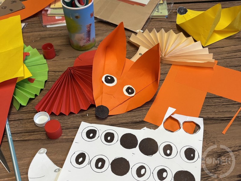 Több alkotás is az asztalon hever.