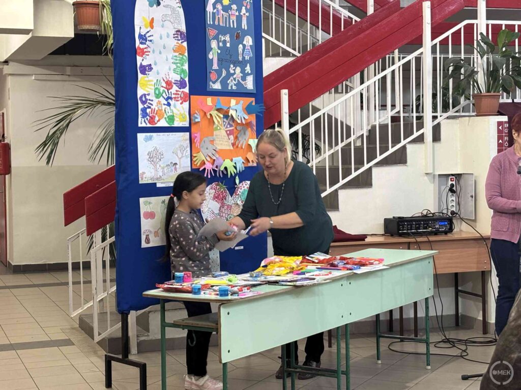 Többen vehettek át oklevelet, csokoládét és kisebb ajándékot is munkájukért cserében.