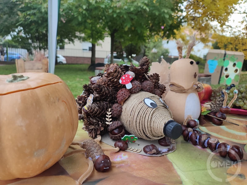 Tobozból készült süni az asztalon.