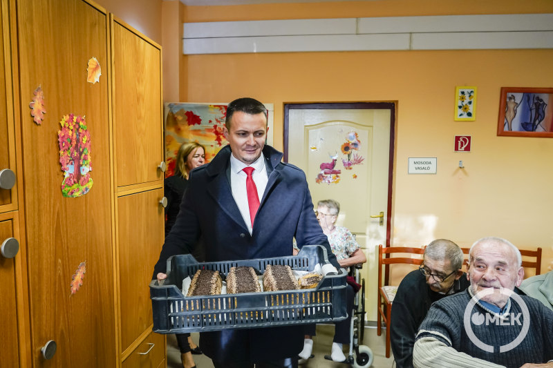 Tortával érkezett Janiczak Dávid polgármester.