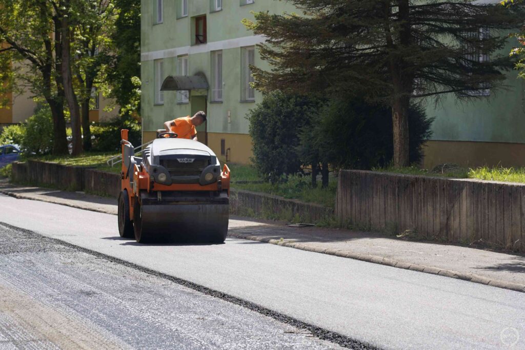 Úthenger a friss aszfalton.