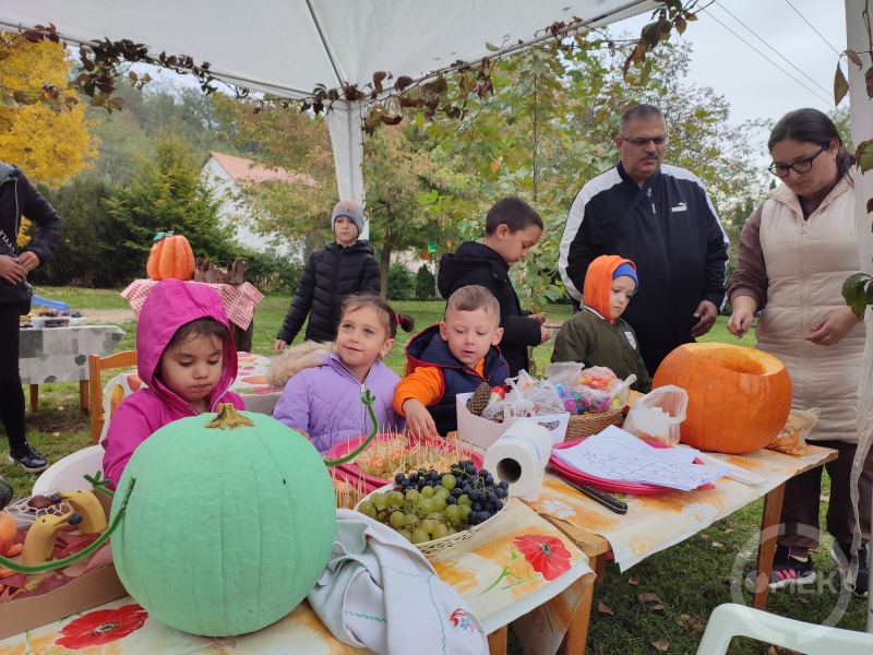 Vidáman falatoznak a gyerekek.