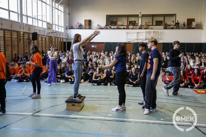 Volt aki nagyon ügyesen elkapta a hengereket.