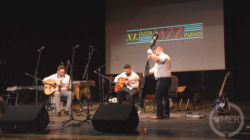 A Jazz'hog Band tagjai léptek fel elsőként.