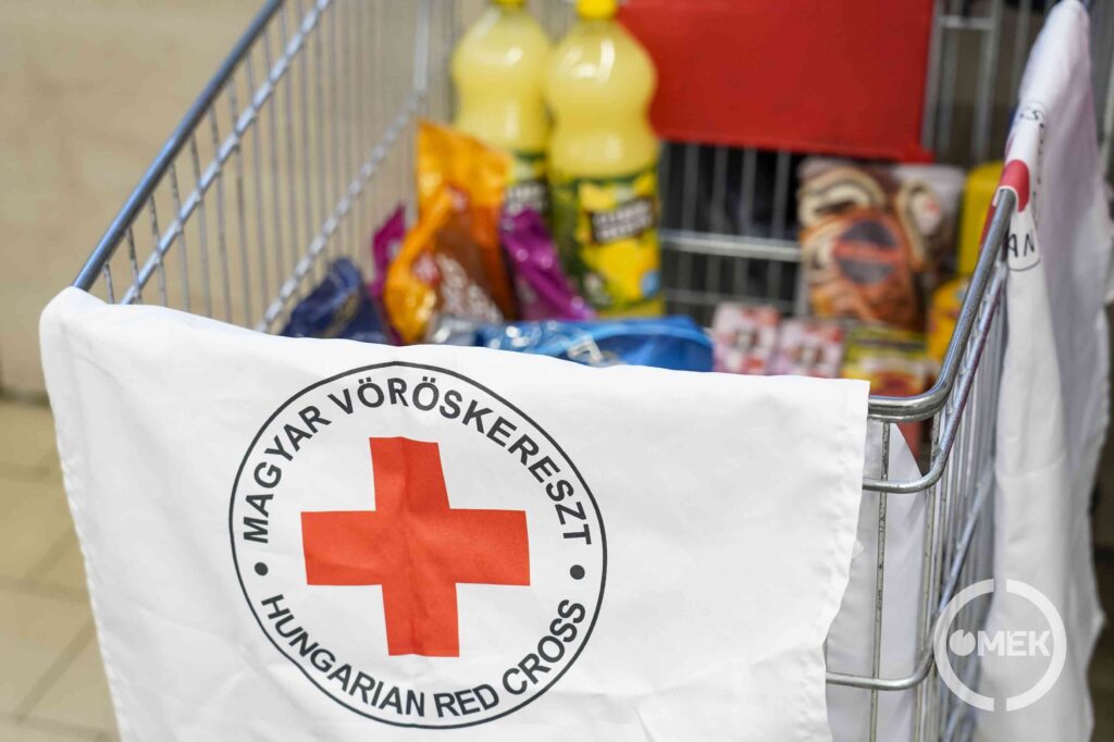 A Magyar Vöröskereszt logója és egy kosár várta az adományozókat.