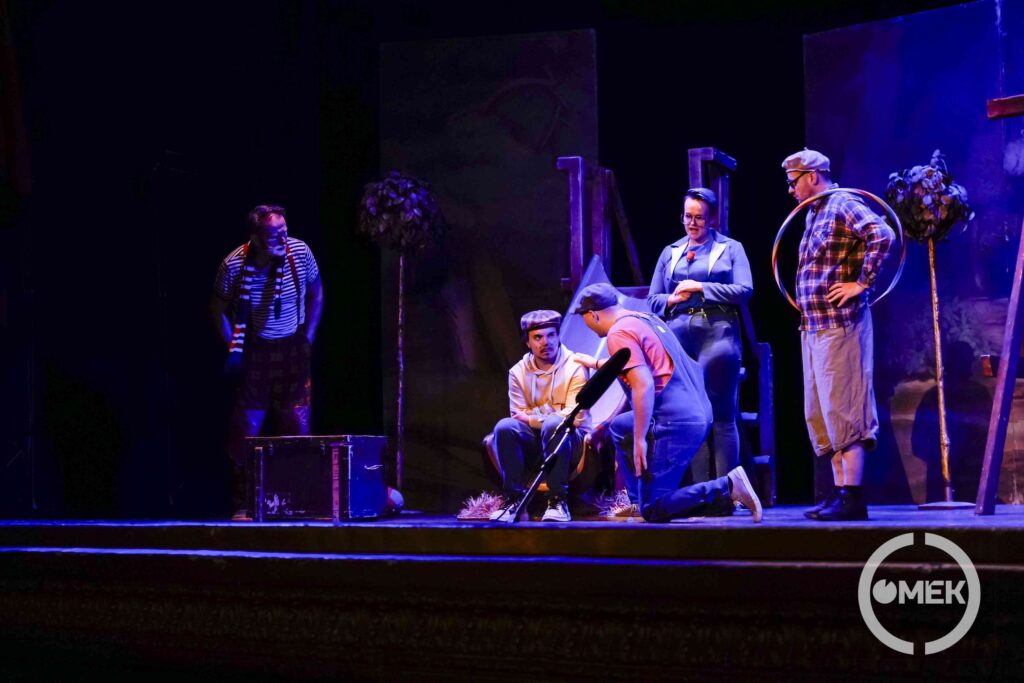 A Négyszögletű Kerek Erdő lakói Dömdödömöt vigasztalják.