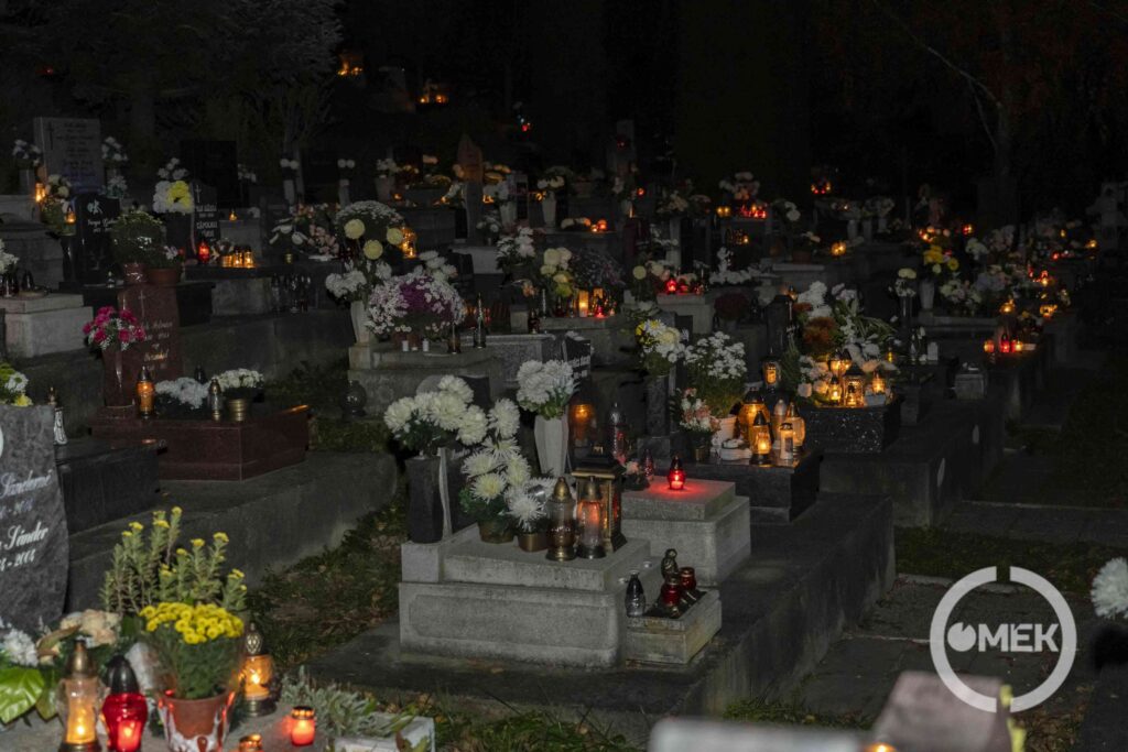 A hétvégén több temető is fényárban úszott.