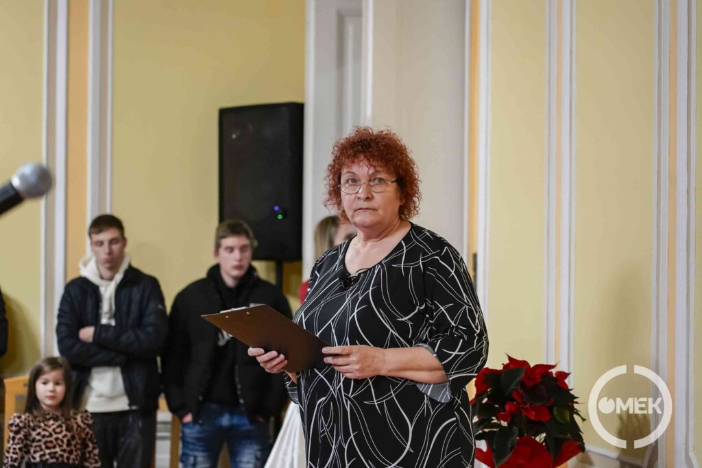 A könyvtár vezetője Csörgőné Csépányi Krisztina.