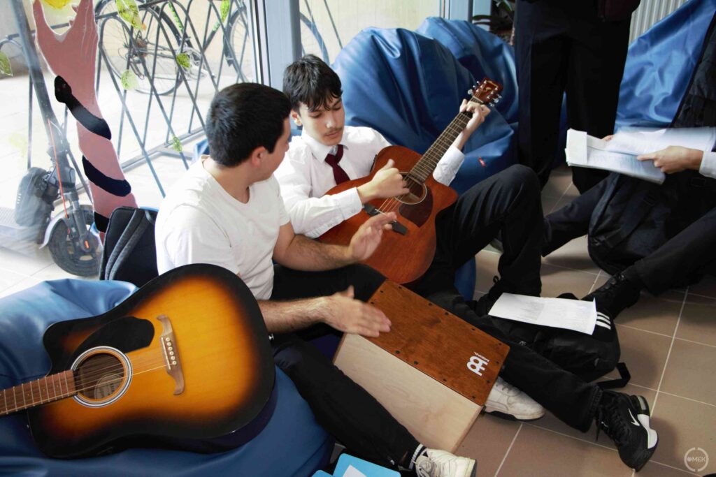 A középiskolások még zenéltek is a folyosón.