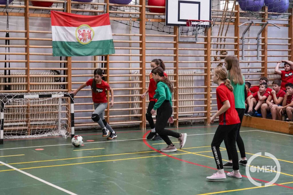 A lányok is fociztak.