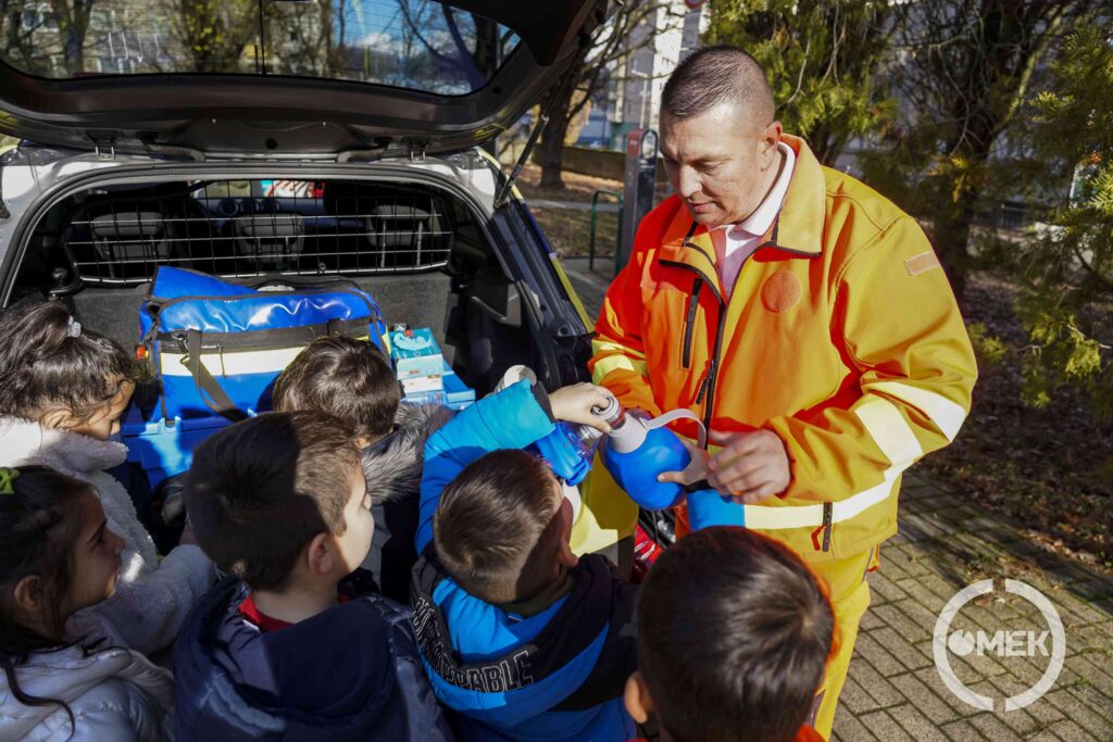 A mentős szakma után is érdeklődtek a gyerekek.