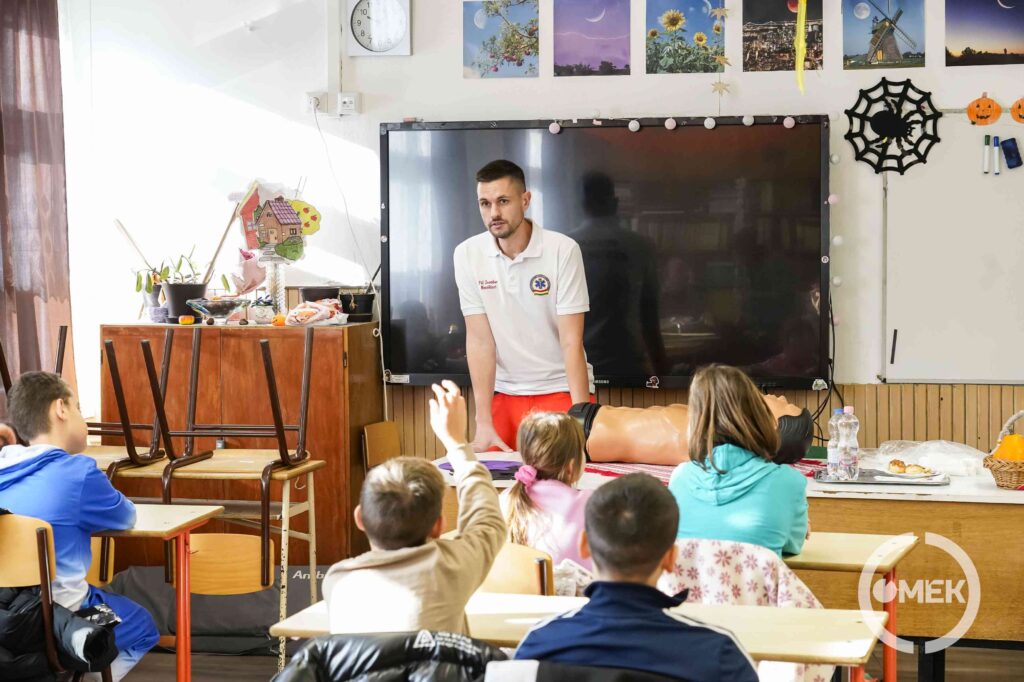 A mentősök tartottak előadást a kicsiknek.