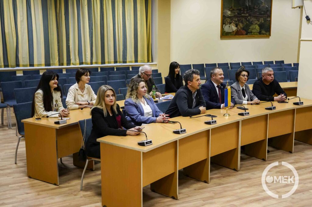 A partnerek képviselői.