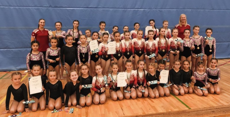 A újtéri tornászlányok csoportképe.