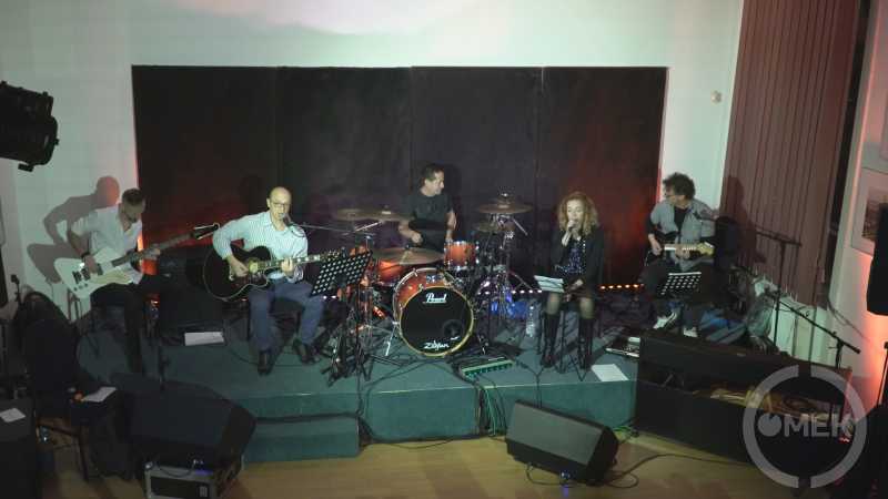 A zenekar a színpadon.