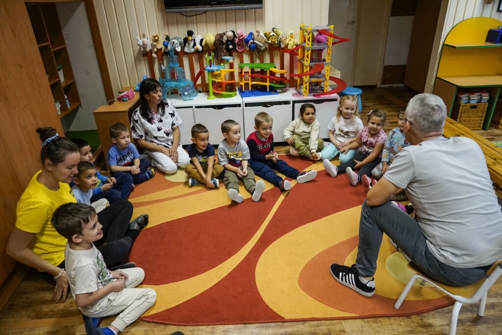 Az ovisok Cseppkéről, egy esőcseppről hallgatnak egy mesét.