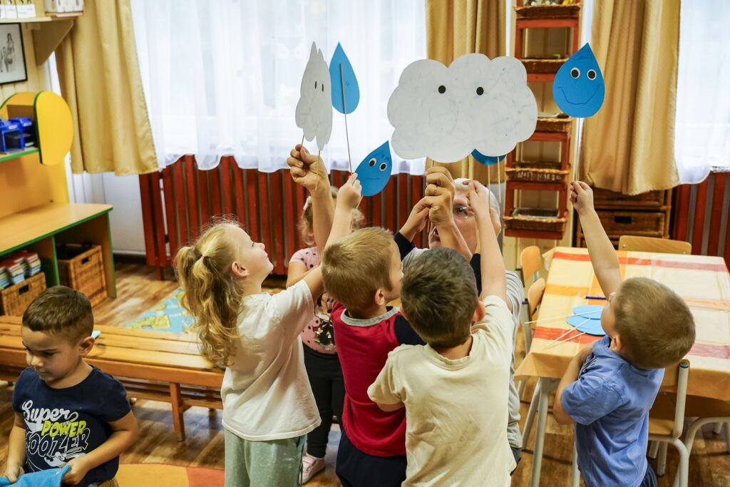 Az ovisok előadják a víz útját.