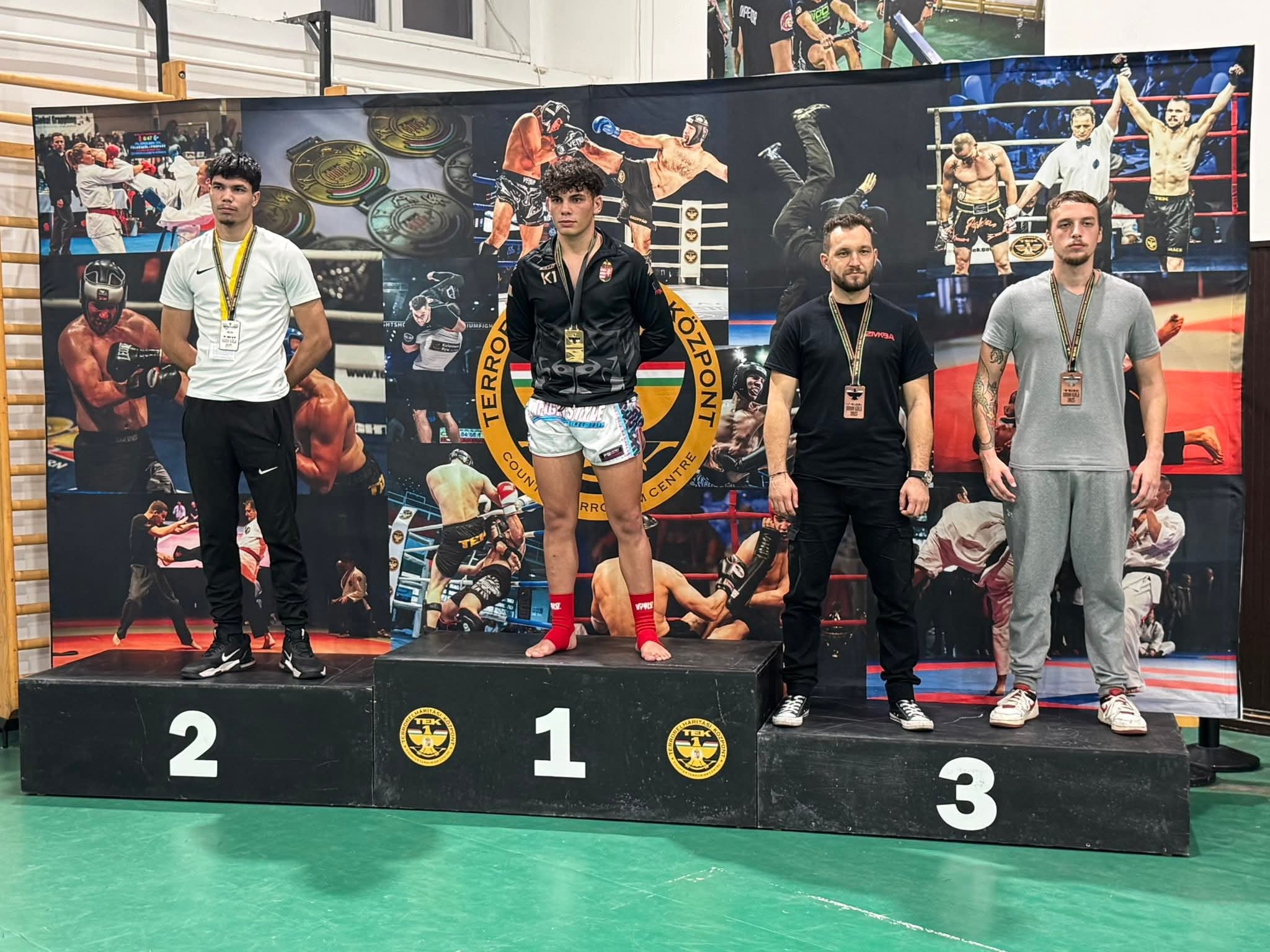 Bódi Bence a dobogó legfelső fokán a TEK gálán.